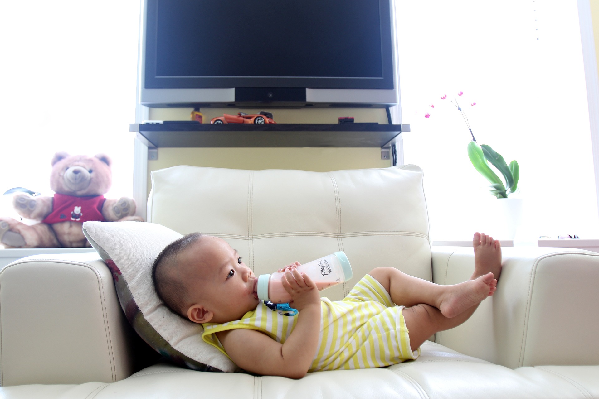 Tips And Tricks For Formula-Fed Babies That Suddenly Refuse A Bottle